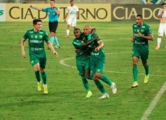 Invicto há seis jogos, Cuiabá encara o Athletico (PR) em Curitiba Cuiaba vence a Chapecoense