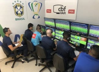 VAR e novas regras no futebol: justiça e velocidade em debate Arbitro de Video