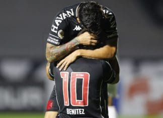 Vasco mantém-se no G4 após vitória suada sobre o Atlético (PR) por 1 x 0 Vasco vence o Atletico (PR)