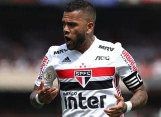 Torcida do São Paulo “carrega nas tintas”, nas críticas a Daniel Alves Daniel Alves