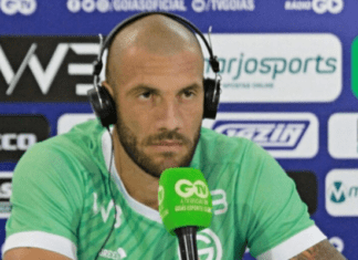 Atacante Fernandão pede foco no jogo contra o Flamengo Fernandão