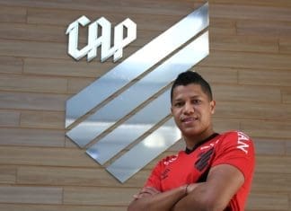 Vitória tem interesse em meia colombiano que atua no Athletico (PR) Jaime Alvarado
