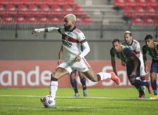 Dor de cabeça do Flamengo, fragilidade da defesa pode custar caro Gabi