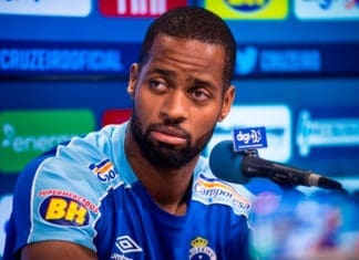 À espera do retorno aos gramados Dedé