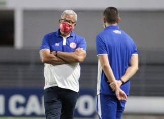 Torcida do Náutico cobra a diretoria e não gosta da saída de Hélio dos Anjos Hélio Dos Anhos