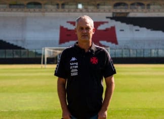 Lisca muda estratégia para tentar fazer três gols no São Paulo Lisca (Foto: Vitor Brügger / Vasco)