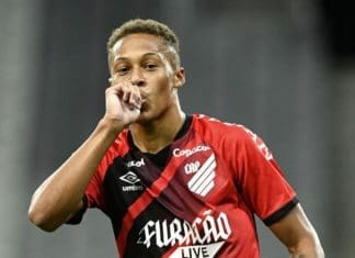 Vitinho deverá entrar no Athletico (PR) contra a LDU na Arena da Baixada Vitinho