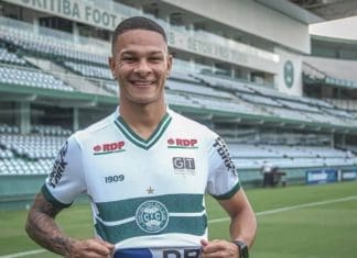 Lateral Igor de malas prontas para o Ceará Igor (Foto: divulgação / Coritiba)