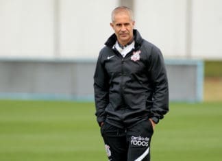 Balançando no cargo, Sylvinho tem desafio contra o Palmeiras Sylvinho