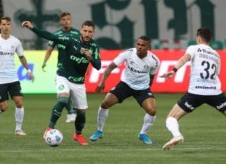 Afundado na zona do rebaixamento, Grêmio encara o Palmeiras Zé Rafael, da SE Palmeiras, disputa bola com o jogador Costa, do Grêmio (Foto: Cesar Greco)