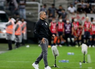 Torcedores do Corinthians pedem a demissão de diretor de futebol do clube Sylvinho