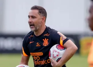 Novo técnico do Flamengo, Vítor Pereira atuou como volante