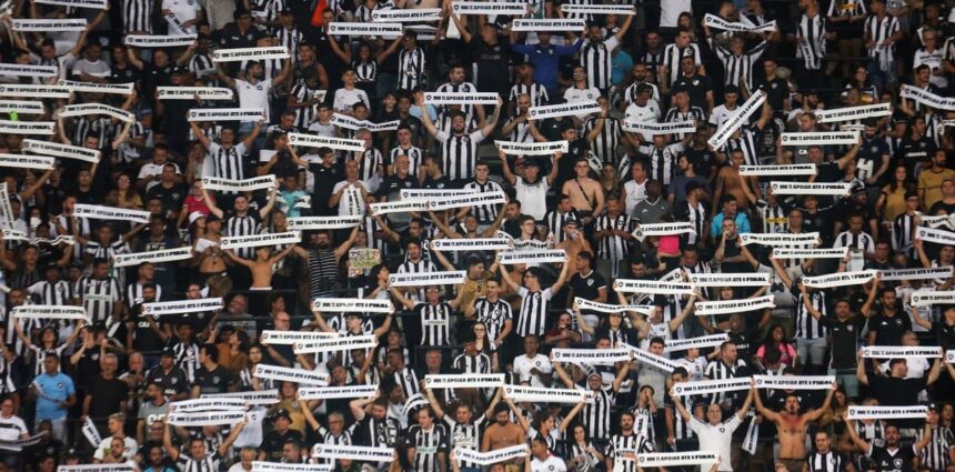 Torcida do Botafogo no Nilton Santos