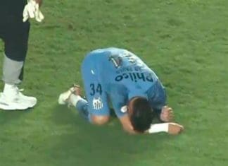 Revoltada com o rebaixamento do Santos, torcida picha muros da Vila Belmiro