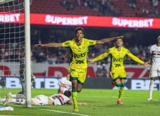 Mirassol quer repor três saídas no setor de ataque Jogadores do Mirassol comemoram gol contra o São Paulo