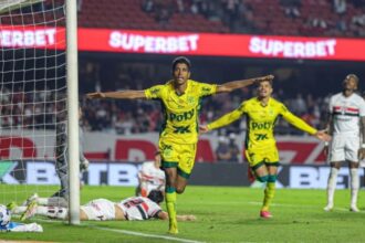 Jogadores do Mirassol comemoram gol contra o São Paulo