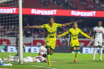 Jogadores do Mirassol comemoram gol contra o São Paulo