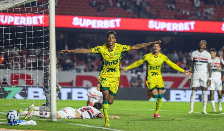 Jogadores do Mirassol comemoram gol contra o São Paulo