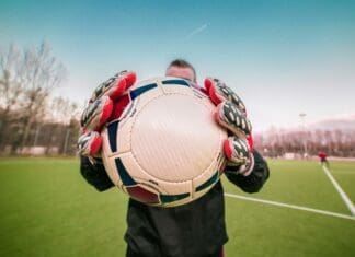 Nova regra dos 8 segundos já fez primeira vítima no Brasil: Floresta sofreu gol inédito na Série C goalkeeper hold ball for 8 seconds