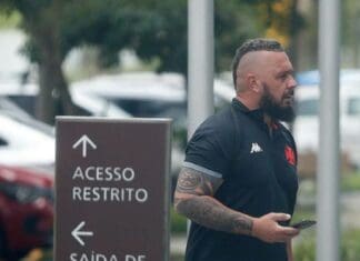 Vasco afasta segurança que agrediu torcedor em Brasília Segurança Betinho, do Vasco