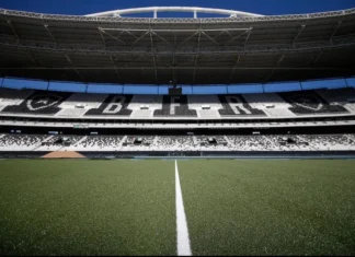 Dos buracos aos sintéticos: o debate sobre o futuro dos gramados no Brasil gramado sintético do Nilton Santos