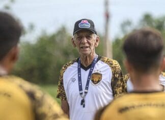Com quase 80 anos, técnico mais velho em atividade é escolhido o melhor da rodada na Série B Aderbal Lana