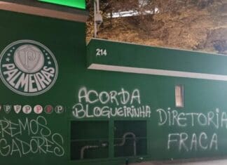 Vândalos picham muros da sede do Palmeiras em protesto depois de goleada para o Novorizontino Muros palmeiras